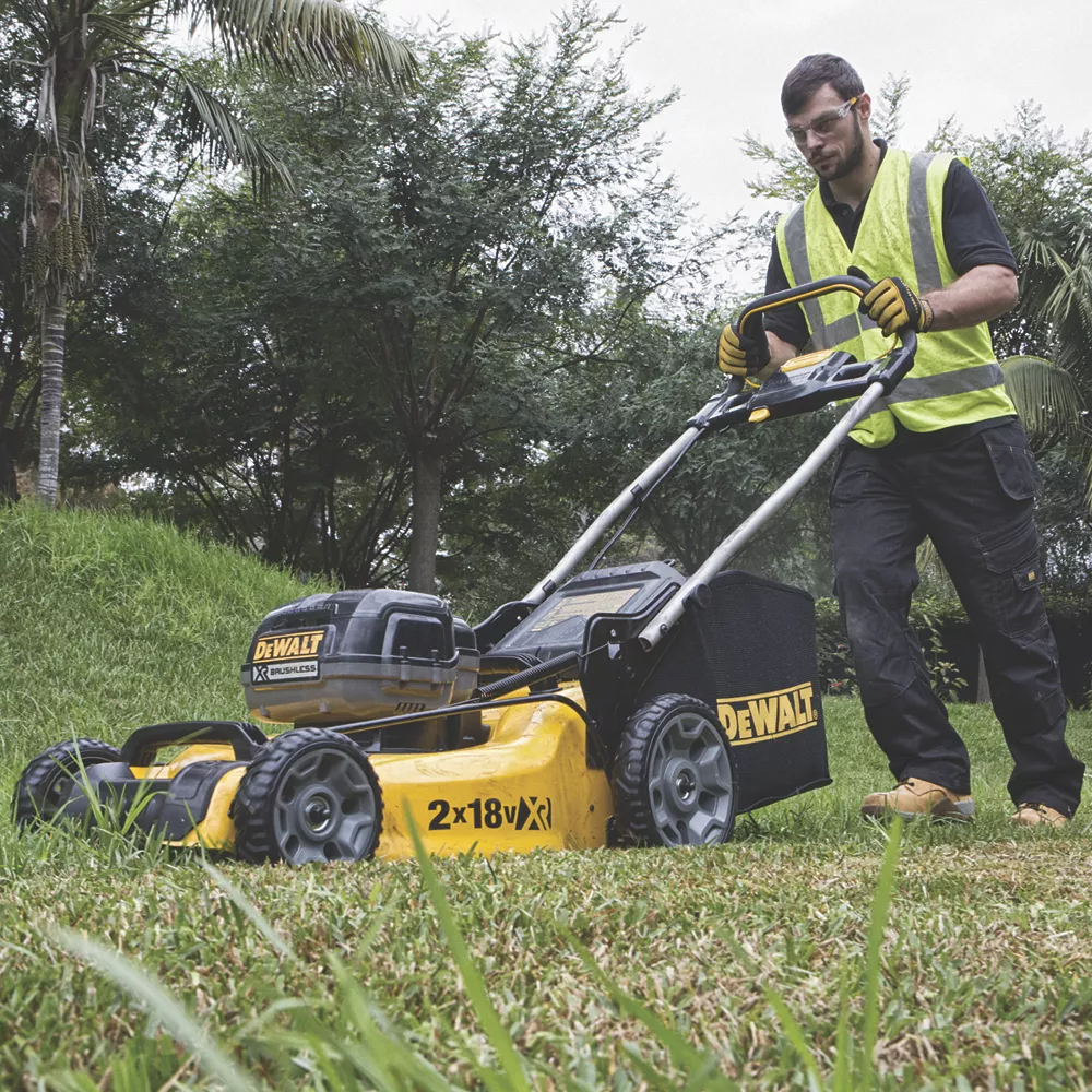 DeWalt 18V 2 X 5.0Ah Li-Ion XR Brushless Cordless 48cm Rotary Lawn Mower 10 DeWalt 18V 2 X 5.0Ah Li-Ion XR Brushless Cordless 48cm Rotary Lawn Mower - Image 8
