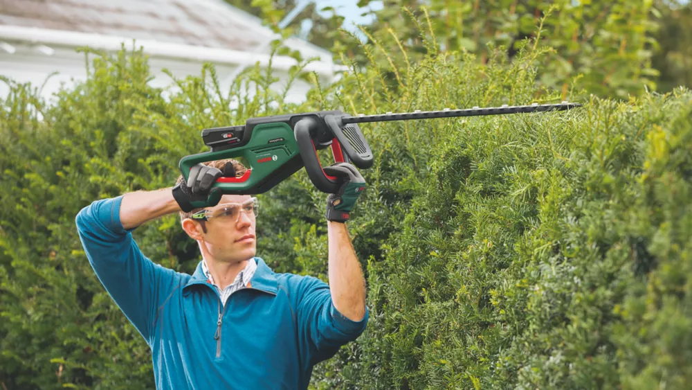 Bosch UniversalHedgeCut 18V-55 55cm 18V 1 X 2.5Ah Li-Ion Power For All Brushless Cordless Hedge Trimmer 4 Bosch UniversalHedgeCut 18V-55 55cm 18V 1 X 2.5Ah Li-Ion Power For All Brushless Cordless Hedge Trimmer - Image 2