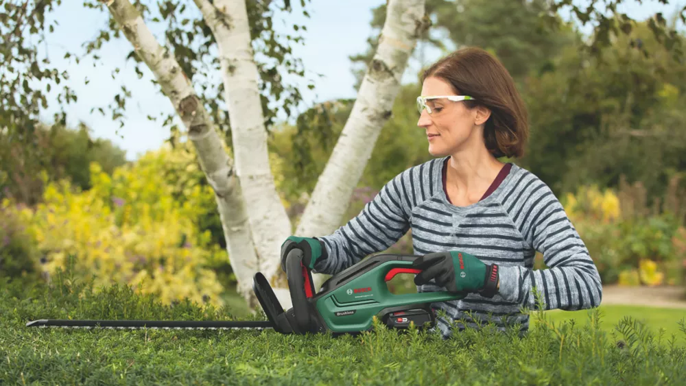 Bosch UniversalHedgeCut 18V-55 55cm 18V 1 X 2.5Ah Li-Ion Power For All Brushless Cordless Hedge Trimmer 6 Bosch UniversalHedgeCut 18V-55 55cm 18V 1 X 2.5Ah Li-Ion Power For All Brushless Cordless Hedge Trimmer - Image 4