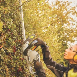 Titan TTB823HDC 50cm 550W 230V Corded Hedge Trimmer -Cheap Garden Spreader Store 415PT A2