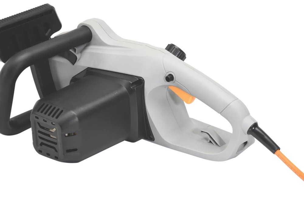 Titan TTL758CHN 2000W 230V Electric 40cm Chainsaw 6 Titan TTL758CHN 2000W 230V Electric 40cm Chainsaw - Image 4