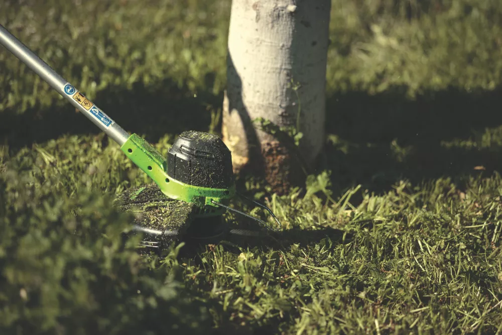 Greenworks GWG40LTK2 GWG40LTK2 40V 1 X 2.0Ah Li-Ion Cordless Line Trimmer 4 Greenworks GWG40LTK2 GWG40LTK2 40V 1 X 2.0Ah Li-Ion Cordless Line Trimmer - Image 2