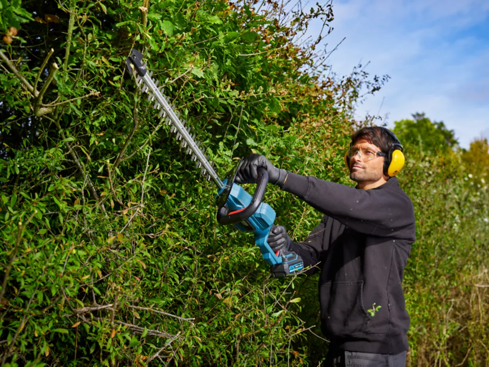 Erbauer EHT18-Li 51cm 18V Li-Ion EXT Brushless Cordless Hedge Trimmer - Bare 4 Erbauer EHT18-Li 51cm 18V Li-Ion EXT Brushless Cordless Hedge Trimmer - Bare - Image 2