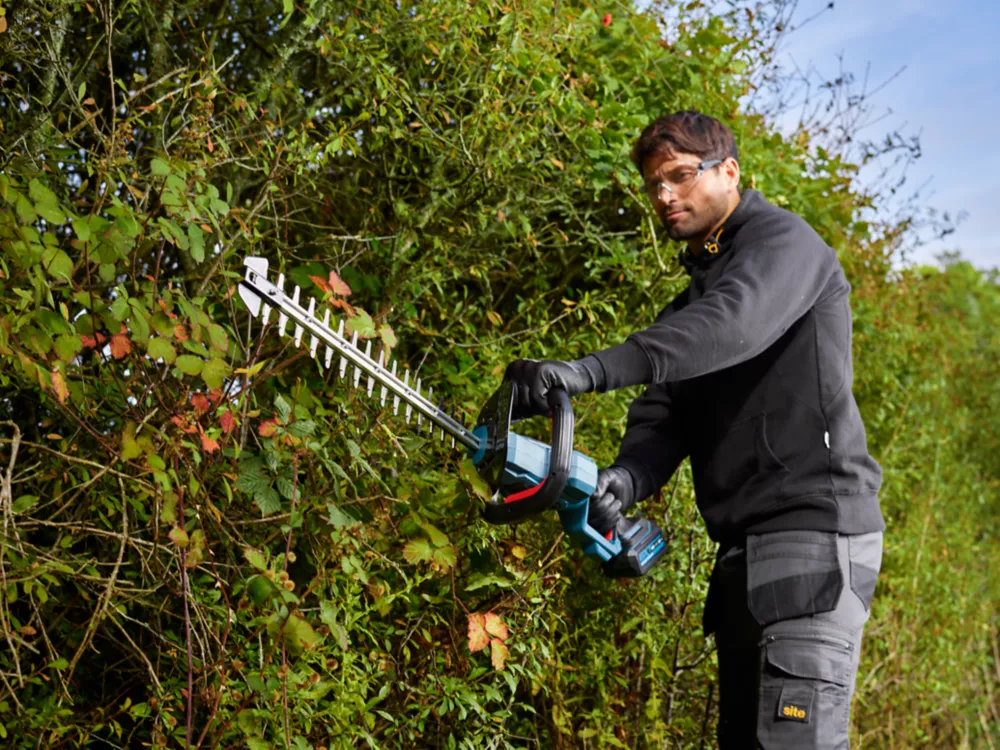Erbauer EHT18-Li 51cm 18V Li-Ion EXT Brushless Cordless Hedge Trimmer - Bare 5 Erbauer EHT18-Li 51cm 18V Li-Ion EXT Brushless Cordless Hedge Trimmer - Bare - Image 3