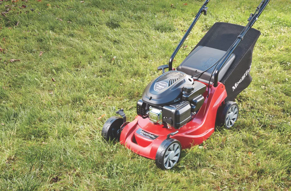 Mountfield HP164 39cm 123cc Hand-Propelled Rotary Petrol Lawn Mower 6 Mountfield HP164 39cm 123cc Hand-Propelled Rotary Petrol Lawn Mower - Image 4