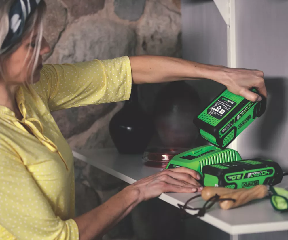 Greenworks GWG40UC4 40V Li-Ion Fast Charger 5 Greenworks GWG40UC4 40V Li-Ion Fast Charger - Image 3