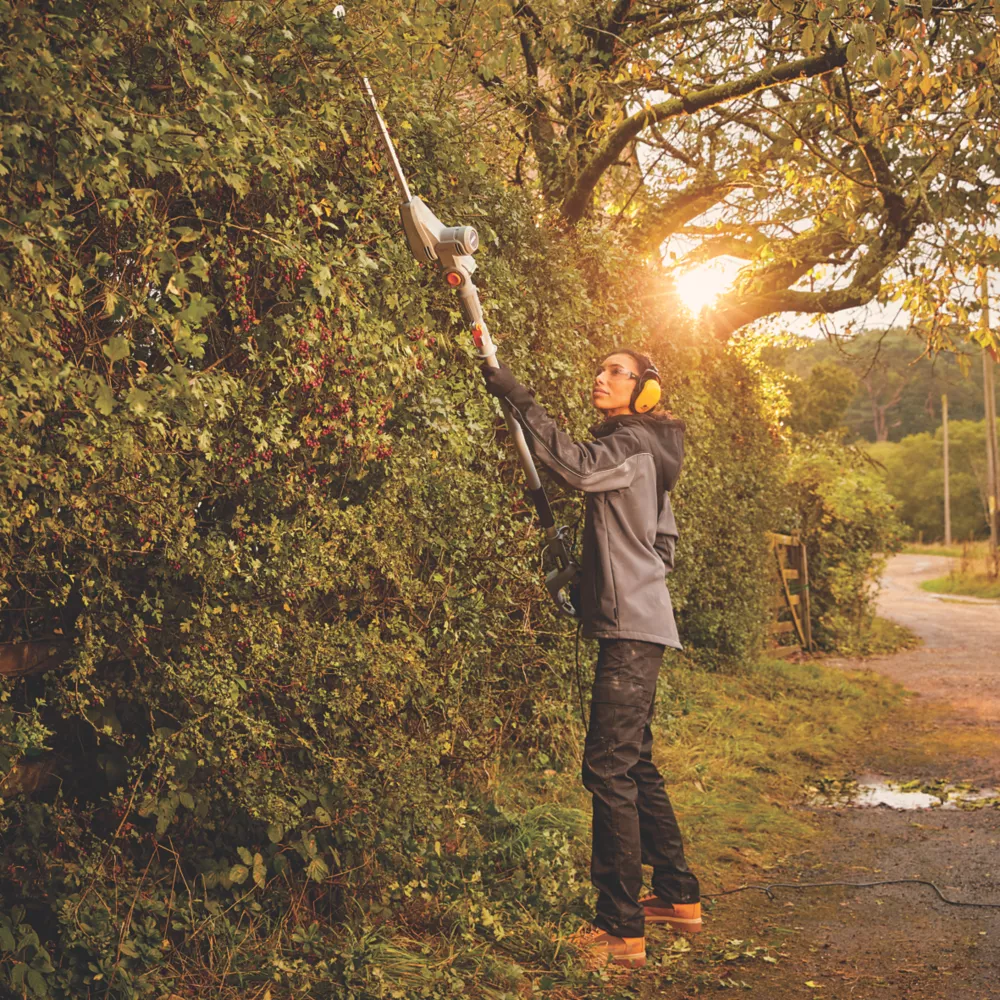 Titan TTB826HDC 50cm 550W 230V Corded Pole Hedge Trimmer 6 Titan TTB826HDC 50cm 550W 230V Corded Pole Hedge Trimmer - Image 4